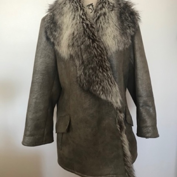 Stylish Knee Length Winter Coat with Faux Fur Collar - Picture 2 of 4